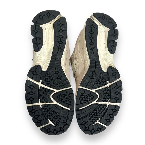 New Balance 2002R Shoes Color: Beige size various New with box - Picture 4 of 9
